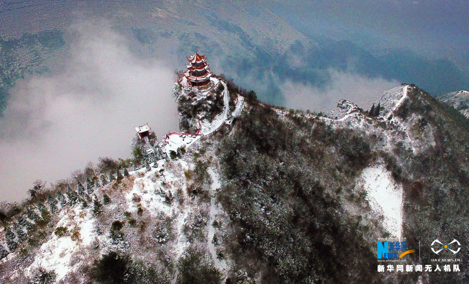 图为无人机航拍视角下的重庆市巫溪县云台寺周边雪景,大雪封山,村落