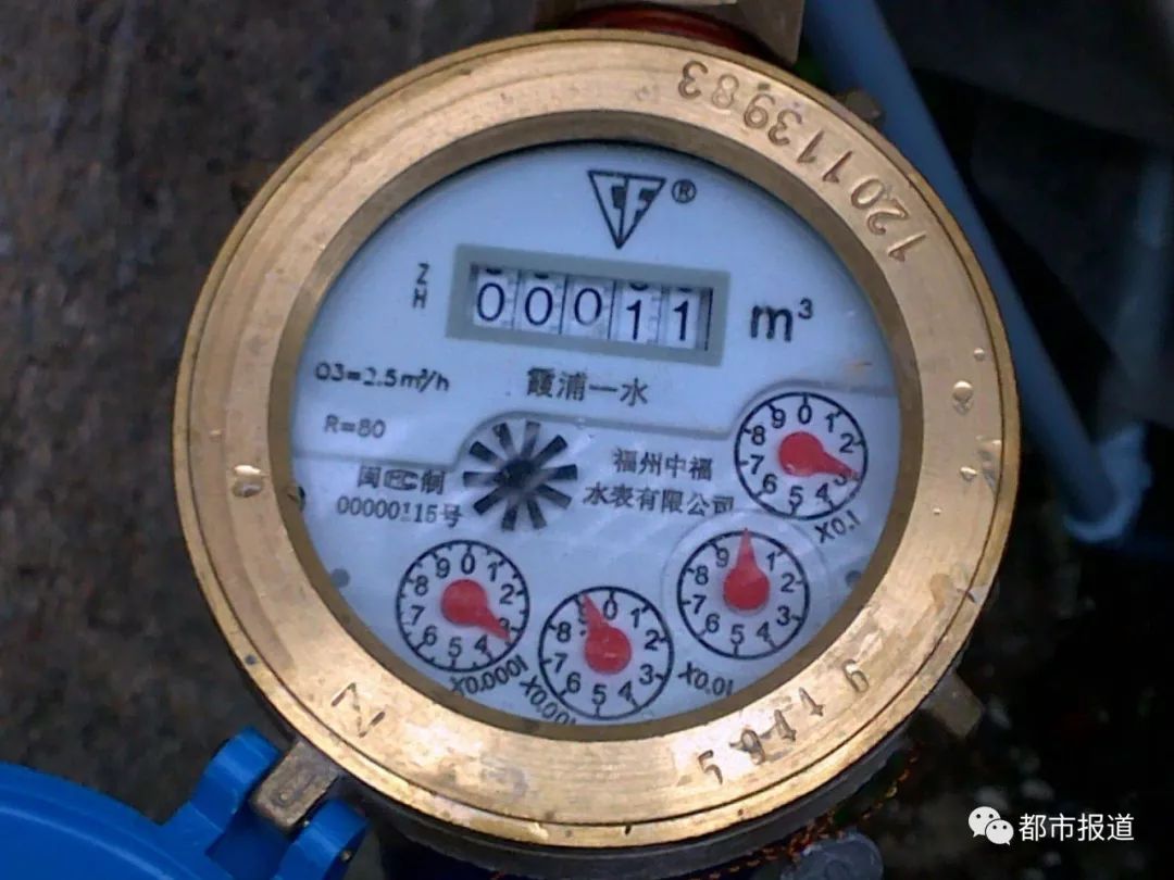 没人用水 水表竟会自转 10日上午 戴先生家中
