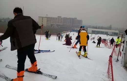 天之瑶滑雪场每天分上午场和下午场两个场次,该票仅限一人滑雪一场次.