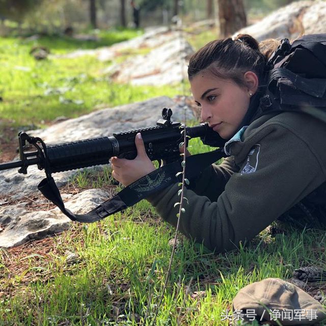 以色列城市里携带枪支满街跑的女兵随处可见