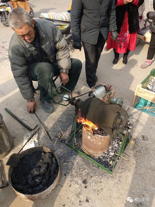 稷山陶梁村老汉爆玉米花一袋两元钱,供不应求