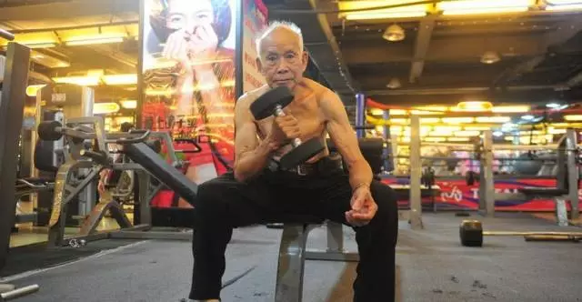 103岁的中国"肌肉爷爷",健身到老可能就是这样的!