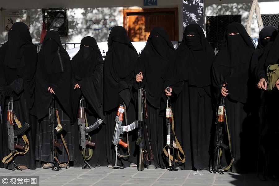 也门妇女儿童扛枪集会支持胡塞武装