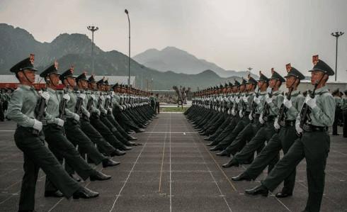 中国学习别国走正步,逐渐形成自我特色,而这国选择学习中式