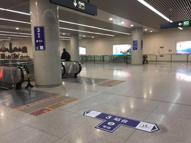 天津站地铁2号9号线全新导向标志上岗!