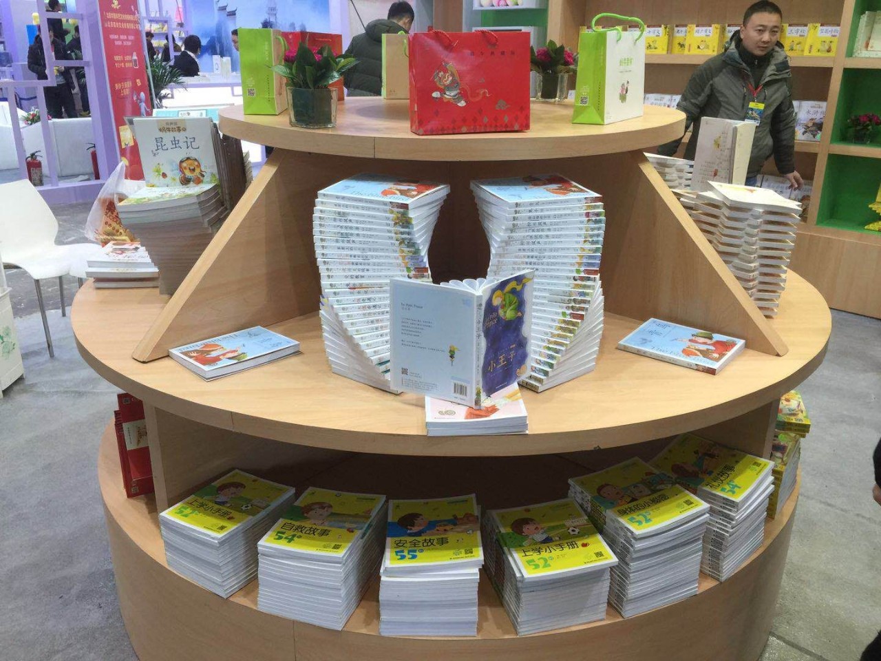 恭贺蜗牛童书荣获北京图书订货会"十佳展台设计"称号