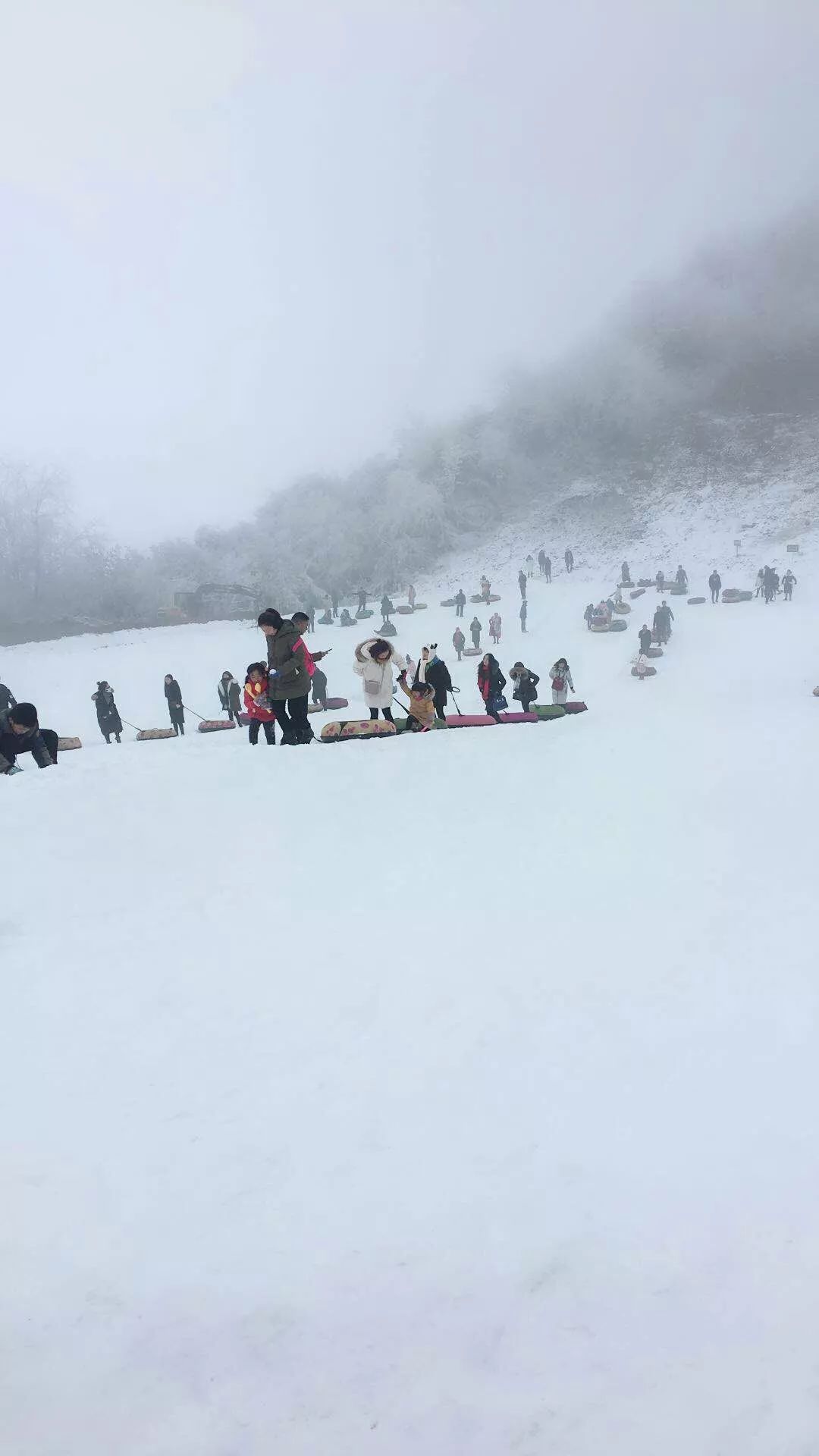 九皇山景区的滑雪场,宛如飘游在天空中的银色丝带,海拔为2000多米