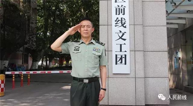 后考入原南京军区前线话剧团,曾任前线文工团副团长一职
