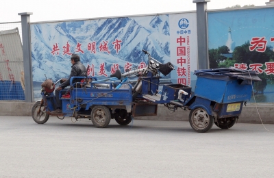 昨日,江阳中路,一辆电动三轮车拖挂着一辆电动三轮车,如此上路,安全