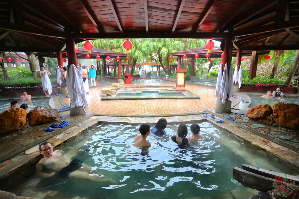 揽海温泉在室内,恒温系统保持温度25℃,不受天气影响,一年四季如春,还