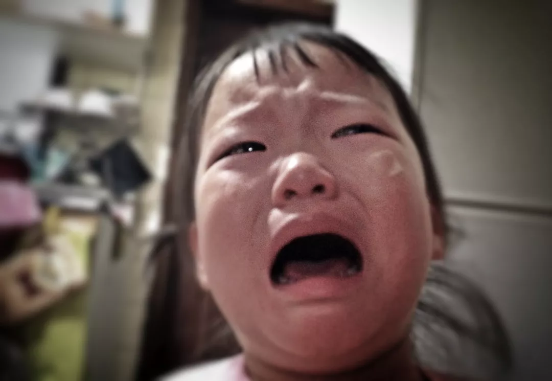 江苏南京一4岁女孩被ta机吃进了嘴里,嚎啕大哭
