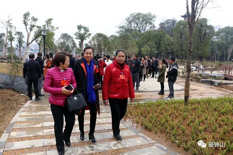 县人大常委会副主任钟铭(右),潘宗慧(左)率人大代表在锦绣钟山生态园