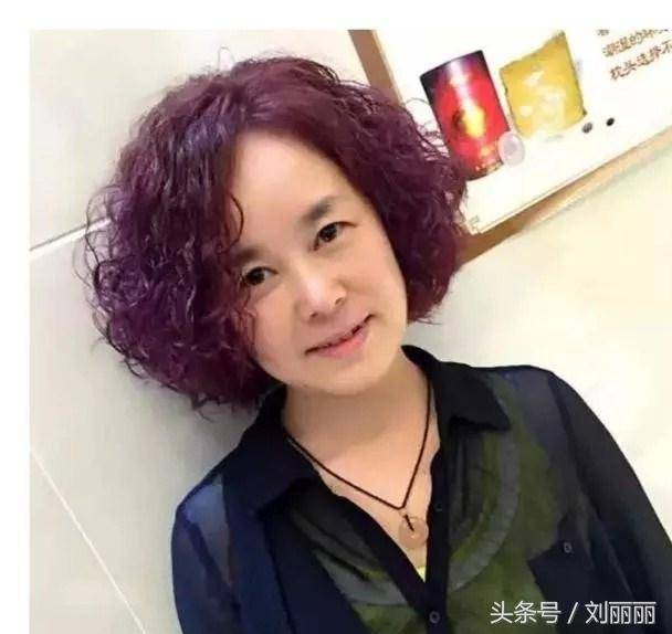 春节妈妈这样做发型,一下年轻10多岁,美到不敢认