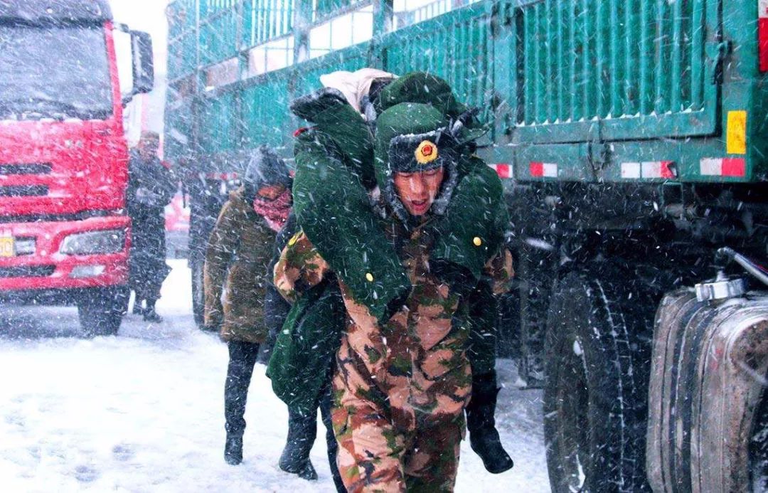 2008年雪灾,人民子弟兵挺身而出,奋战在抗击雪灾第一线.