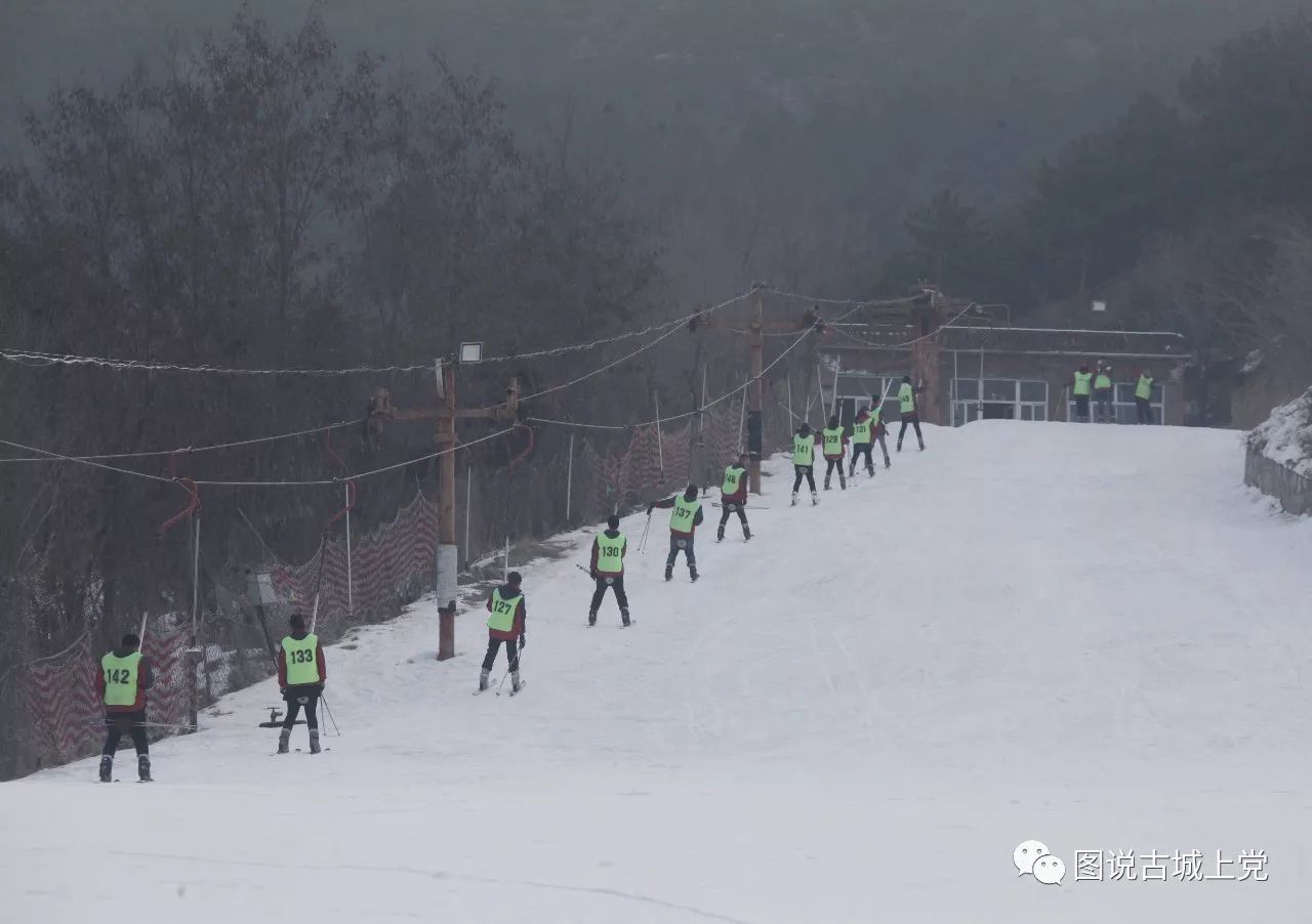 长治市在老顶山神农滑雪场启动大众冰雪运动推广活动