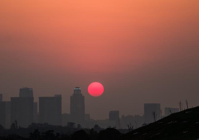 红太阳挂成都天穹 摄影师拍到今年最红最大的醉美夕阳