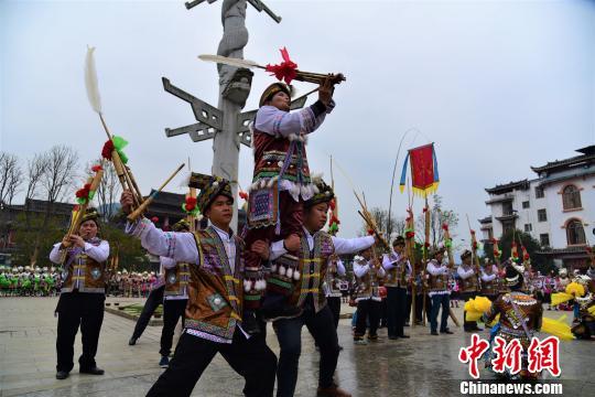 广西苗族民众吹芦笙踏踩堂祭祀祖先过苗年