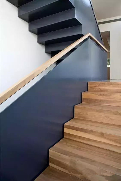 尤其是不同的楼梯栏杆和木扶手的搭配,会让整个楼梯显得独特而可爱!