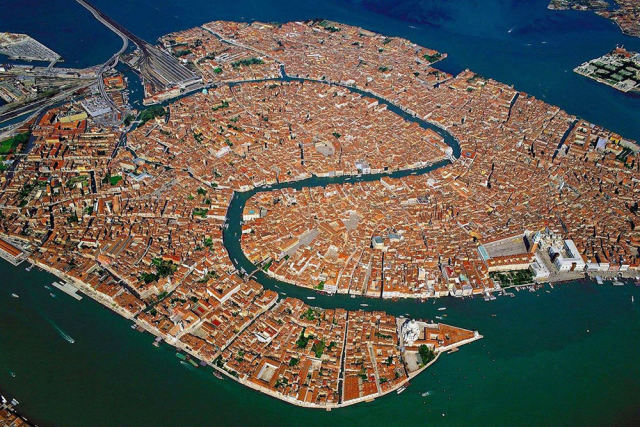 【旅行点播台】远离喧嚣,坐上贡多拉小船穿梭在威尼斯水城,来了就不想
