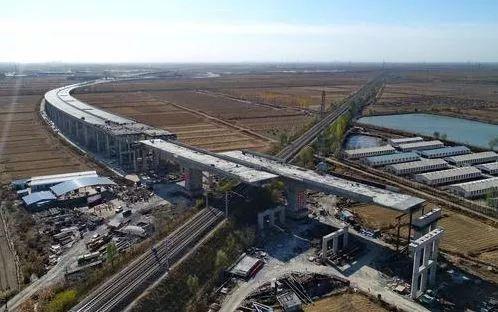2017年11月10日,河北沿海高速曹妃甸支线跨迁曹铁路大桥成功转体.
