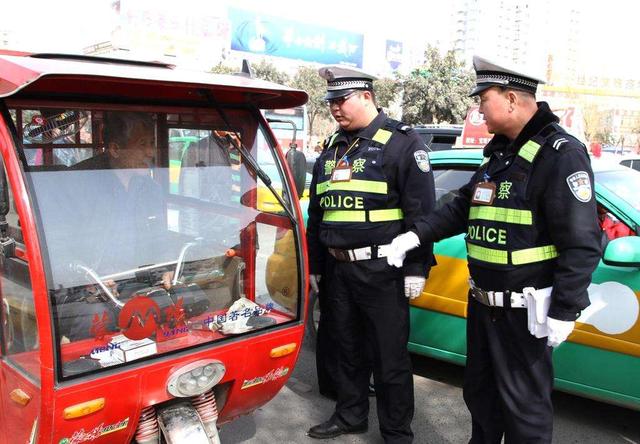 电动三轮车开始严格整顿!农民开三轮车进城的话要当心