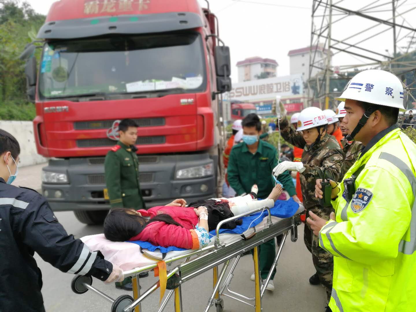 记者联系有关部门得知:早上9点左右,在南宁市兴宁区邕武路高峰往