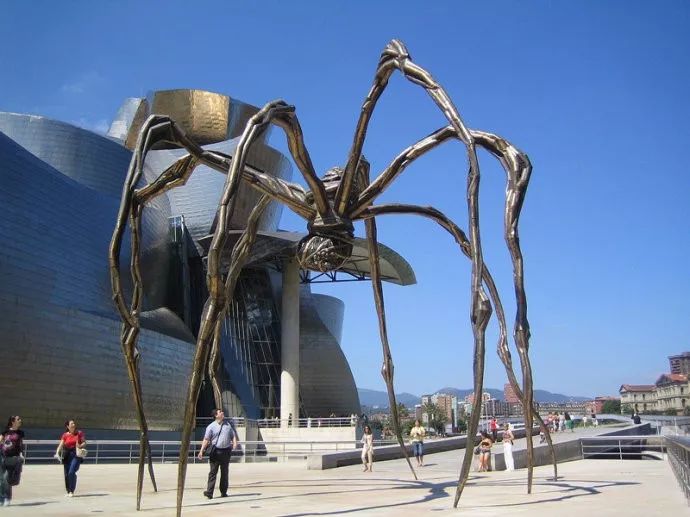 路易丝·布尔乔瓦的巨型蜘蛛雕塑