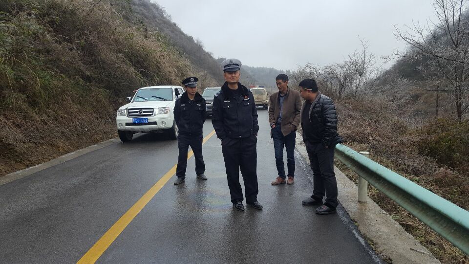 务川县交警大队长涂松雪凝天气检查道路交通安全管理