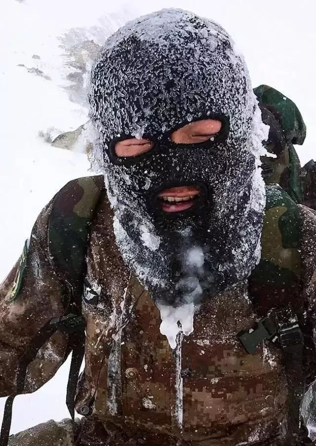 了战士的丛林迷彩变成了沙漠迷彩返程途中遭遇风沙某部进行长途远程