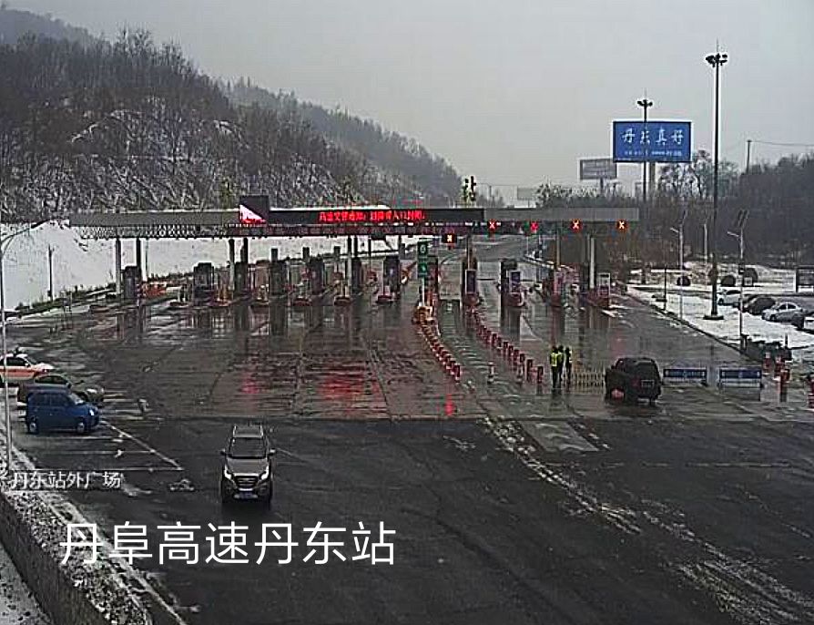 1月14日10时4分,交警通知:受降雪影响,g11鹤大高速公路(丹通高速宽甸