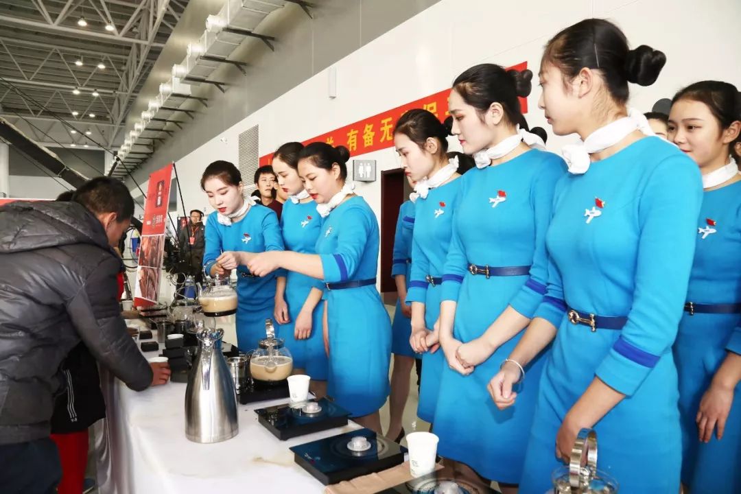 的准空姐们 是当天下午一道靓丽的风景 她们来自凯莱希模特空乘学校