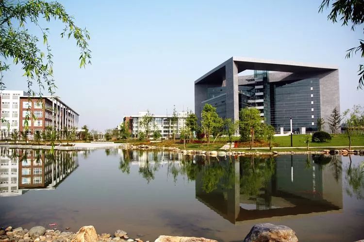 于2001年由原南京化工大学与原南京建筑工程学院合并组建而成,是江苏