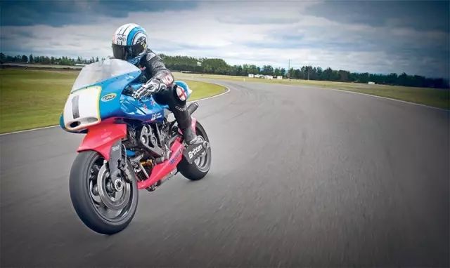 26年前的超级摩托britten V1000 改装大师 两轮世界论坛两轮 摩托车论坛 电动车论坛 摩托车视频 摩托车官网 电动车官网 Powered By