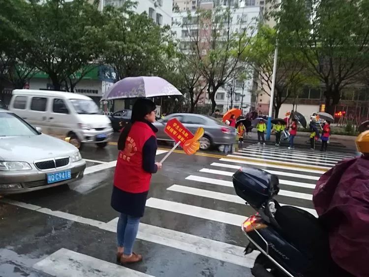 寒冬里暖流,因爱传出去——记愉园小学三年级平安校园家长志愿者活动