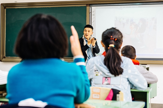 湖南省常德市特殊教育学校的学生在上课.新华社记者 刘金海/摄