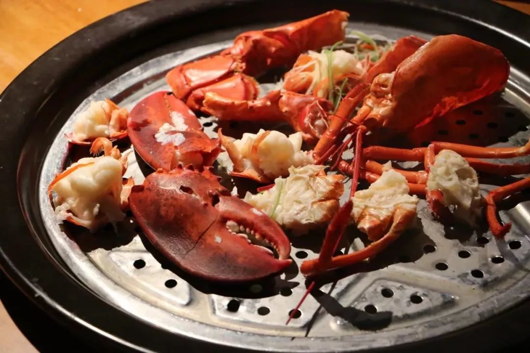 ▼ 蒸汽锅能很大限度地保留海鲜的原汁原味 蒸菜也是很能考验海鲜