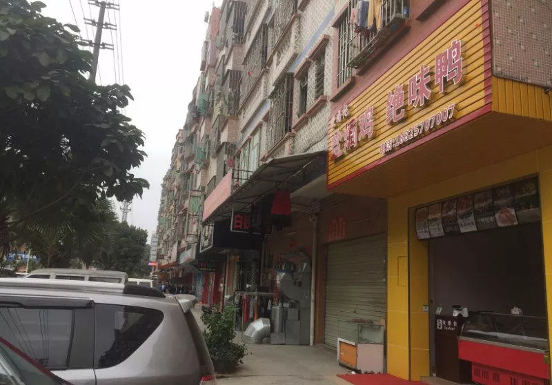 店铺位于广东省东莞市塘厦镇石鼓工业区向阳路311号,附近是工厂区