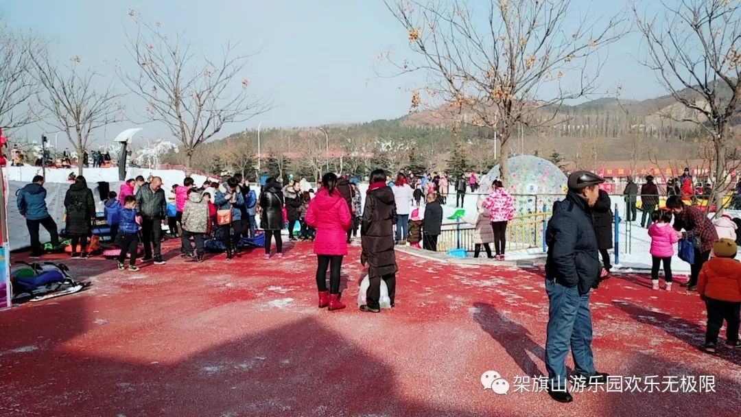 旅游 正文  架旗山戏雪乐园占地4000平方米,雪场建有滑雪板道,雪圈道