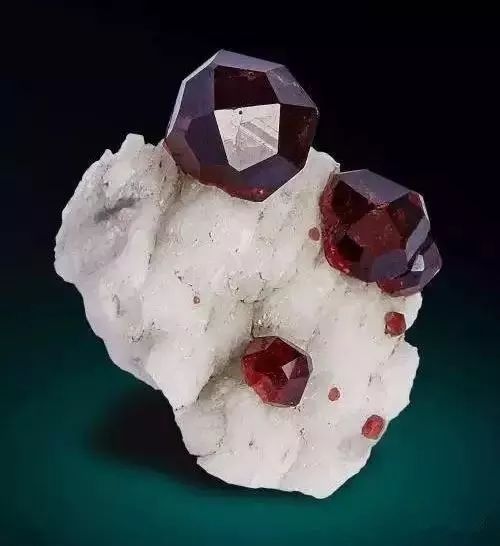 石榴子石因为单晶体形态,四角三八面体,颜色都酷似成熟的石榴而得名