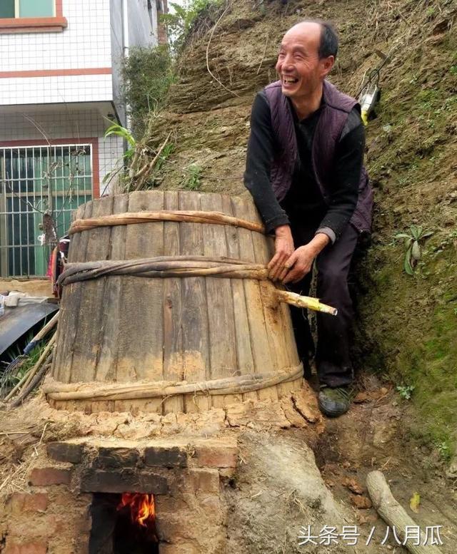 安康特产馆:厉害了!安康民间酿酒师用拐枣,甜杆年烤酒千余斤