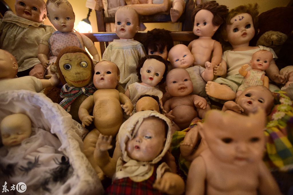 史上最胆大夫妇,家里住着上千个恐怖娃娃,每天和它们形影不离
