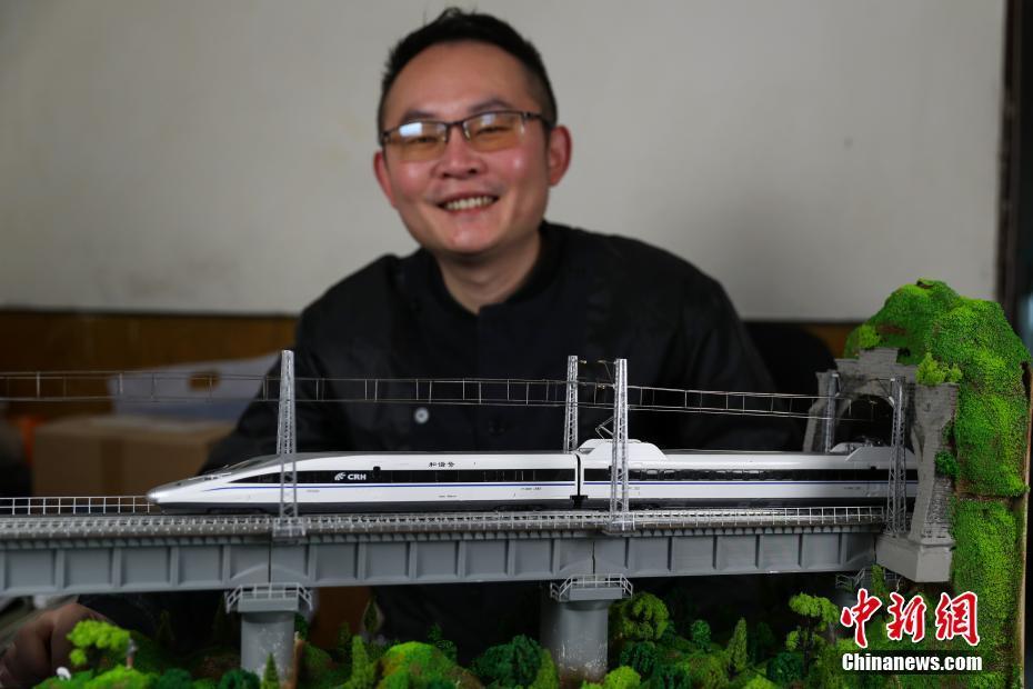 铁路员工制作高铁场景模型 "致敬"渝贵铁路通车(1)