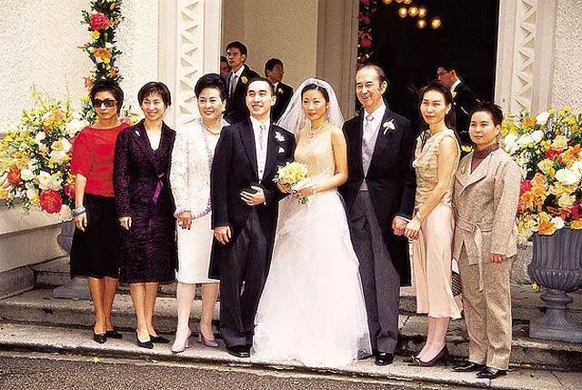 从2000年举行世纪婚礼至今,何猷龙与太太罗秀茵人前人后都表现恩爱