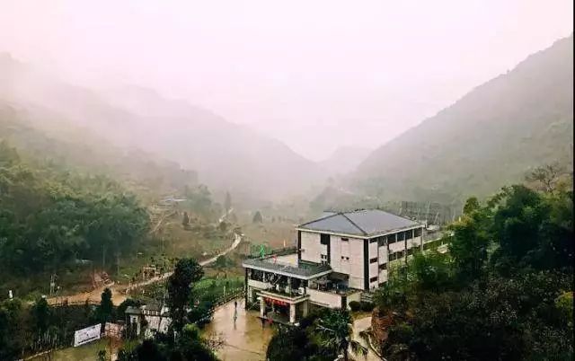 依鹤鸣山而得势, 望黄家河而生风,携手西岭雪山,近临道源圣城