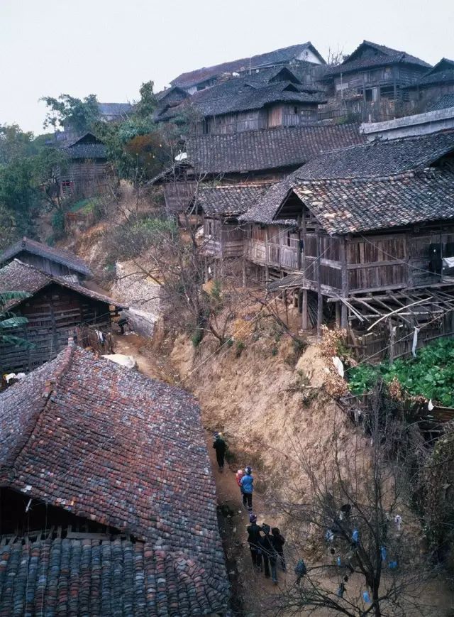 壮族民居栏杆式楼房与普通的楼房有着较大的不同,房屋的地基多是石头