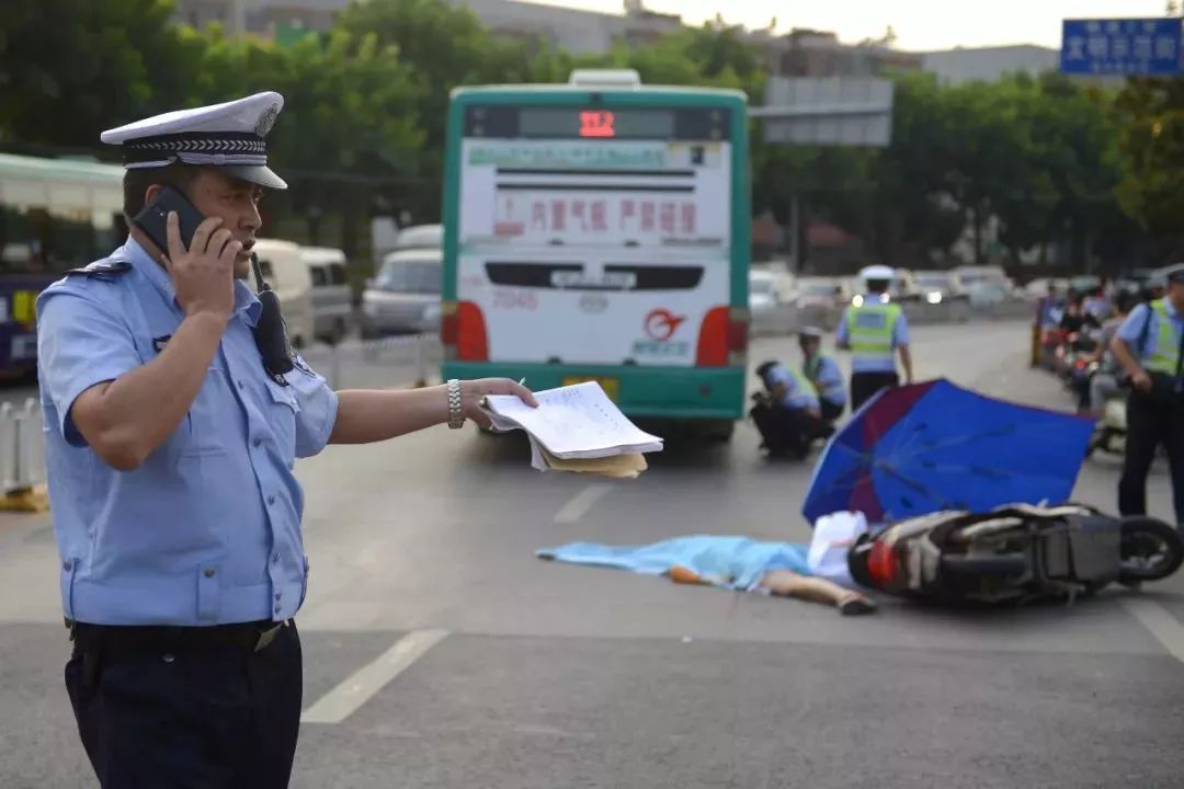 电动车遮雨棚刮到公交车 后座女生被甩公交轮下丧命