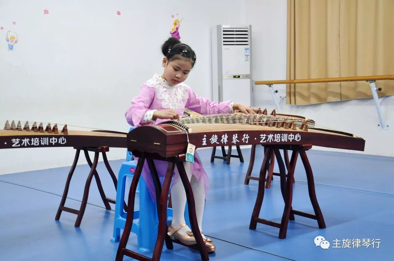 《纺织忙》演奏:张曦《彩云追月》演奏:蔡欢欢,蔡乐乐也许你听过各种