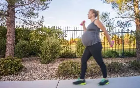 怀孕5个月参加马拉松,挺着大肚子的她成了网红