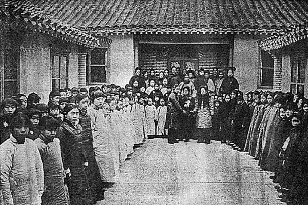 成为中国近代教育史上第一所女子师范学堂校长,一时轰动社会