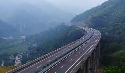 武隆正在规划一条轨道线路,连接 渝湘高铁站和仙女山,今后从重庆主城